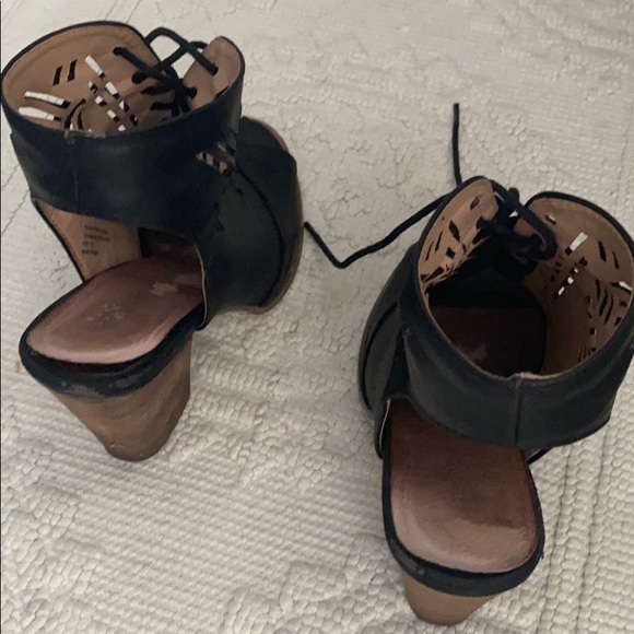 Carlos Santana Blocked Heel Sandals - Picture 4 of 5